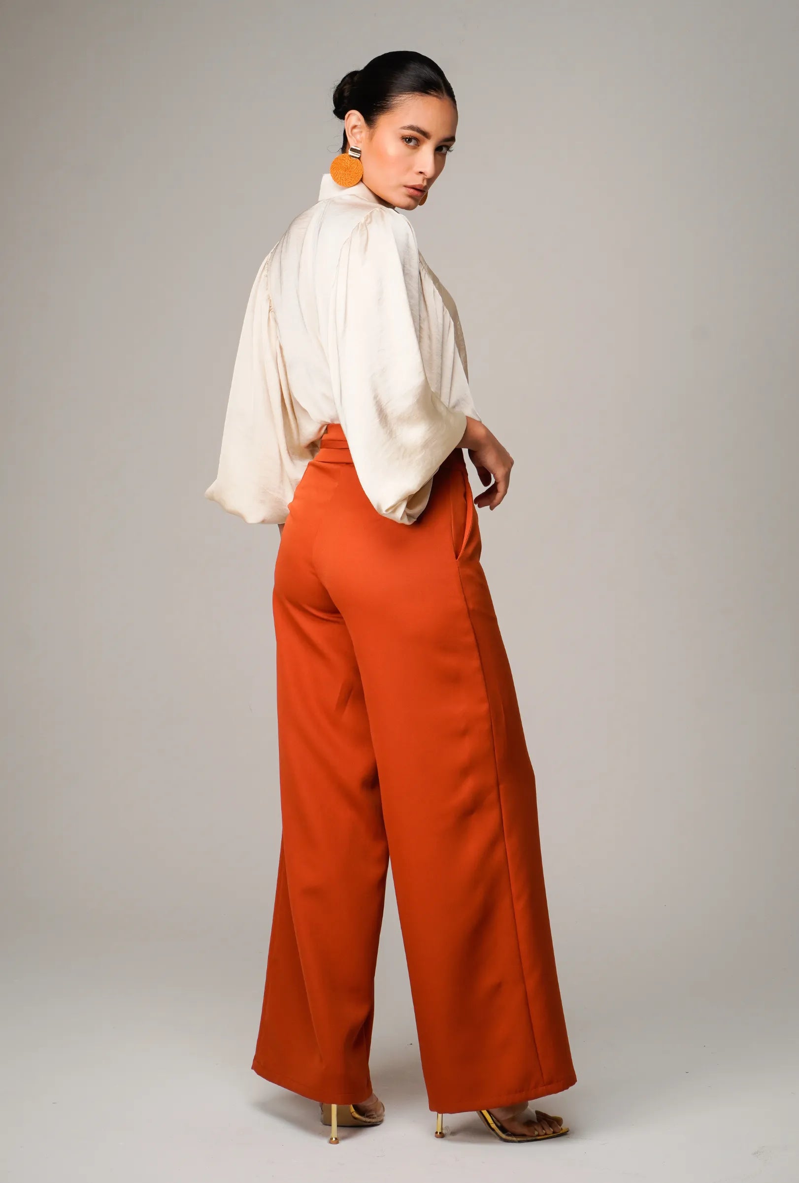 SET PANTALÓN TIRO ALTO Y CAMISA EN SEDA | NUEVO
