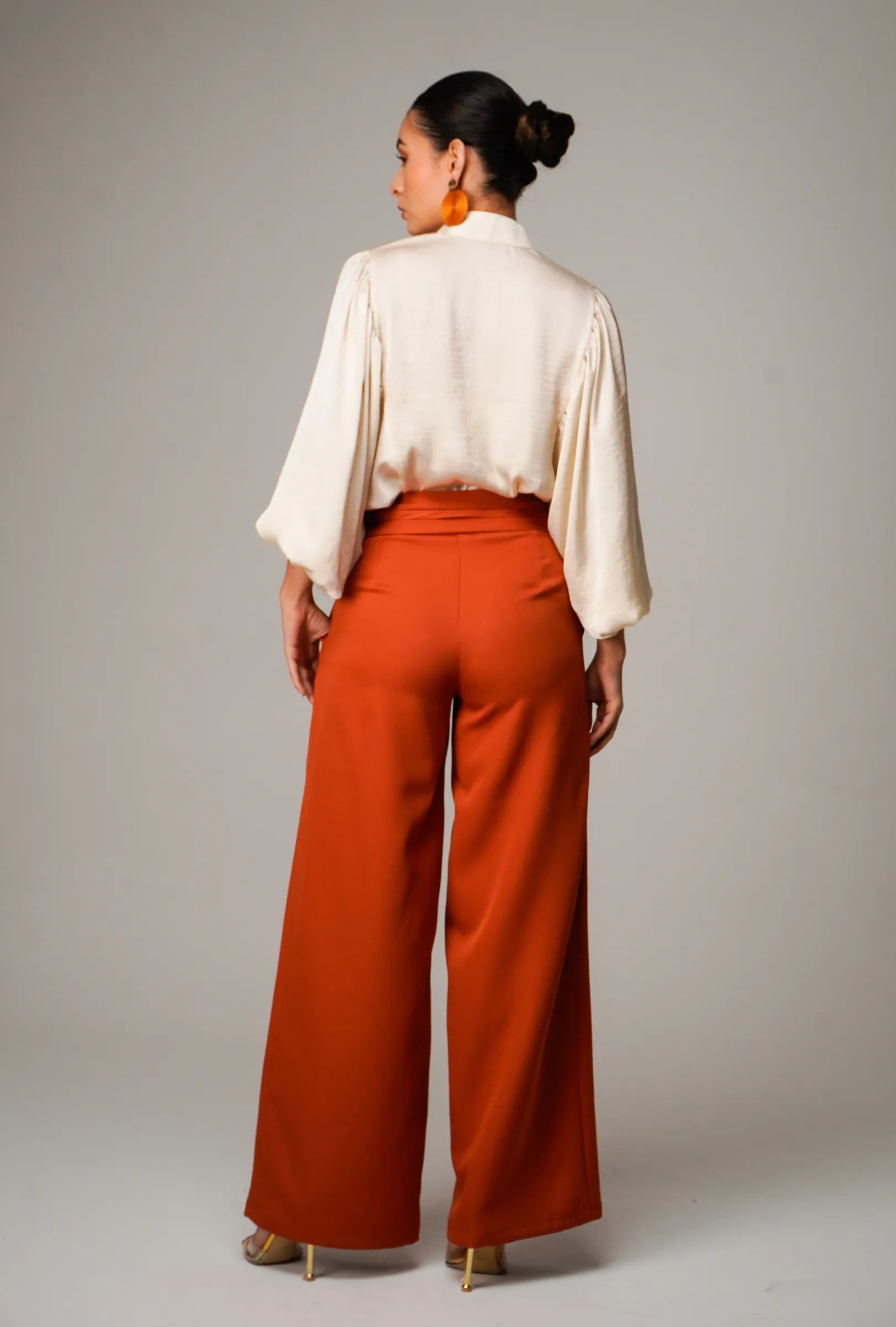SET PANTALÓN TIRO ALTO Y CAMISA EN SEDA | NUEVO