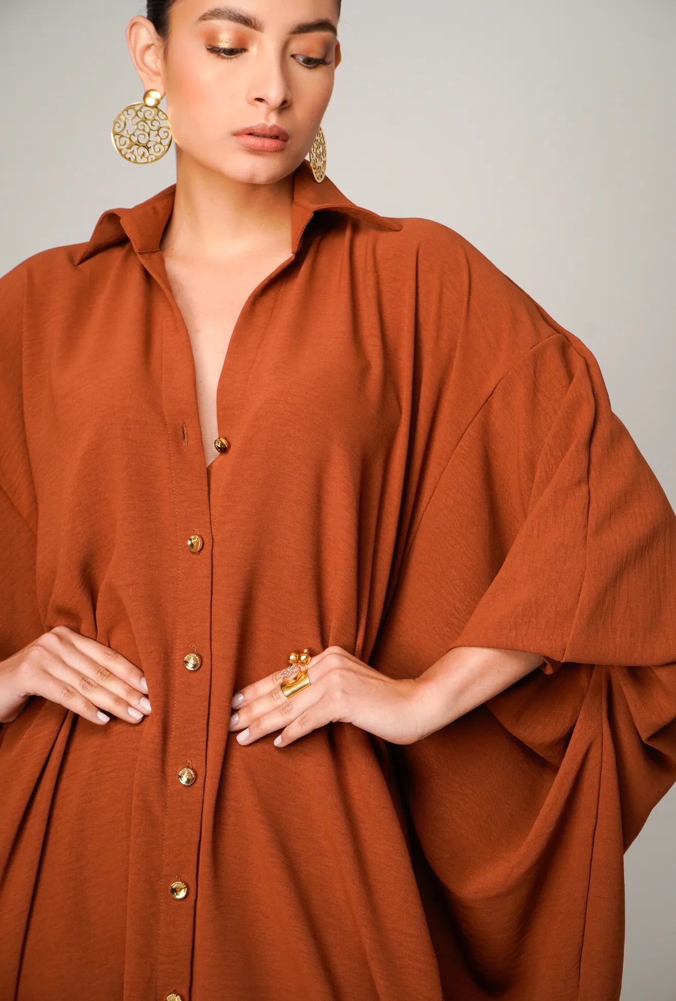 VESTIDO "BOLOGNA" CAMISERO OVERSIZE COLOR MARRÓN | NUEVO