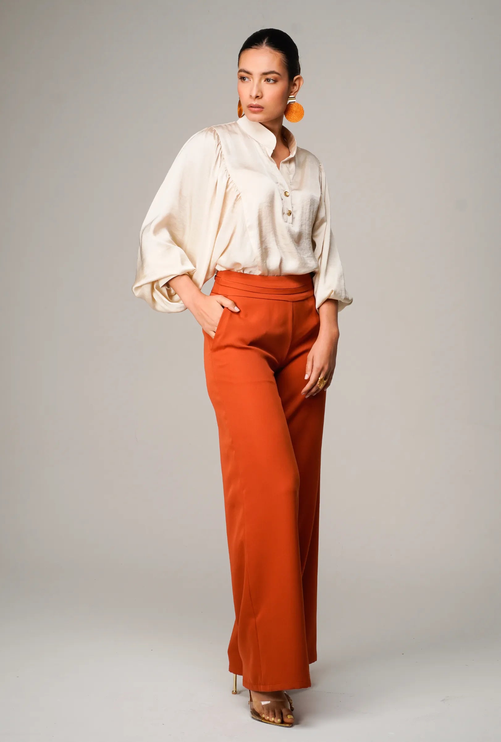 SET PANTALÓN TIRO ALTO Y CAMISA EN SEDA | NUEVO